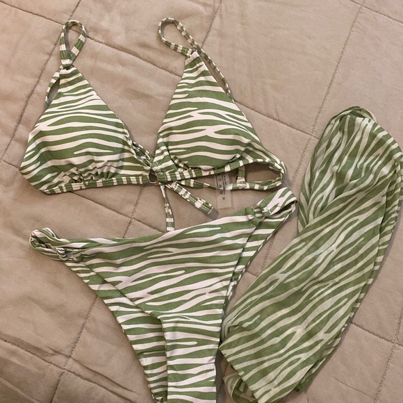 Green and Cream Animal Print Bikini Swimsuit & Wrap Sz M